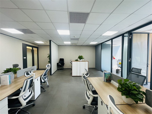 时代金融中心174㎡小而精办公室招租中，正对江景，2个隔断间+16个工位，欢迎咨询